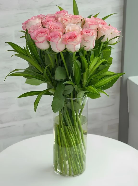 Vazoda 18 Tane Pembe Gül